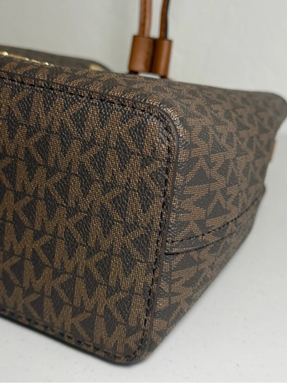 Michael Kors Suri Small Logo Bucket Bag - Picture 7 of 9